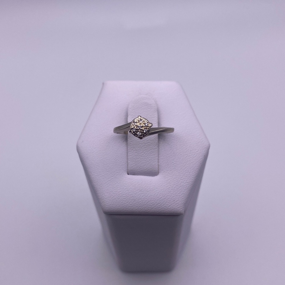 10k white gold Diamond cluster ring